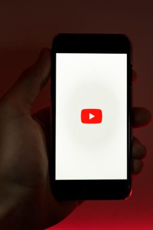 YouTube afrouxa moderação e mantém no ar vídeos que violam regras
