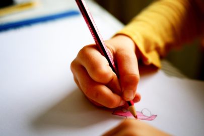 Avançam exigências para contratação de funcionários de escolas