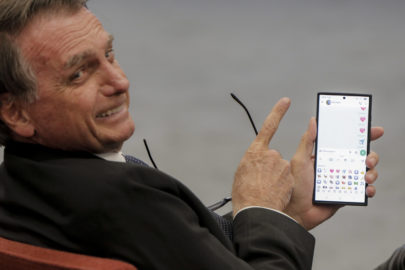 Ex-presidente Jair Bolsonaro troca mensagens com a ex-primeira dama Michelle Bolsonaro, antes do Depoimento. A 1ª Turma do STF (Supremo Tribunal Federal) no segundo dia dos depoimentos dos 8 réus do núcleo 1 da ação penal que investiga a tentativa de golpe de Estado em 2022. O 1º deles a ser ouvido é o ex-ajudante de ordens de Jair Bolsonaro (PL), o tenente-coronel Mauro Cid, que firmou um acordo de delação premiada com a PF (Polícia Federal), homologado pelo STF.  Ele é o 1º justamente por ser o réu delator. A ordem dos demais depoimentos respeitará a ordem alfabética.