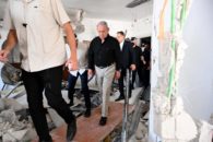 Primeiro-ministro de Israel, Benjamin Netanyahu visitou local onde míssil do Irã destruiu prédio nos arredores de Tel Aviv
