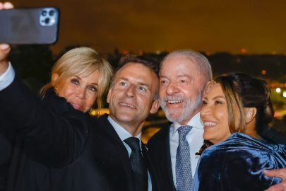 Na imagem acima, a foto da selfie tirada por Macron com a sua mulher, Brigitte Macron, o presidente Lula e a primeira-dama Janja